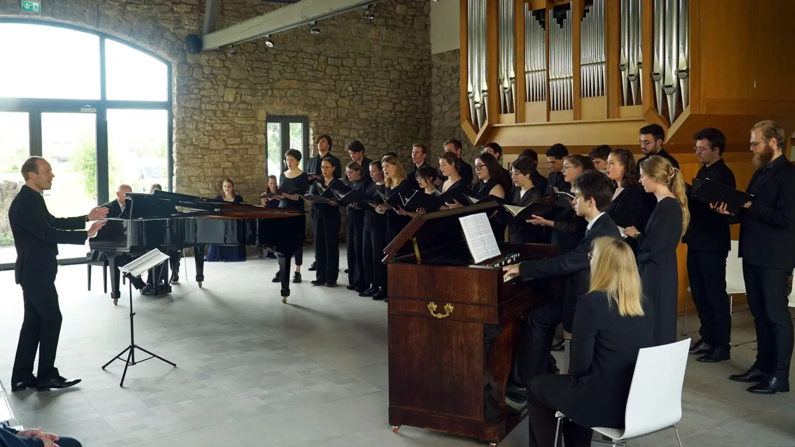 Stimmstark und textklar: der Kammerchor der Hochschule für Musik Würzburg unter der Leitung von Benedikt Haag. Zusammen mit Solisten und Instrumentalisten führten sie Rossinis „kleine Messe“ auf, eine „Altersünde“, wie der Komponist ironisch meinte. (Foto: Elke Walter)