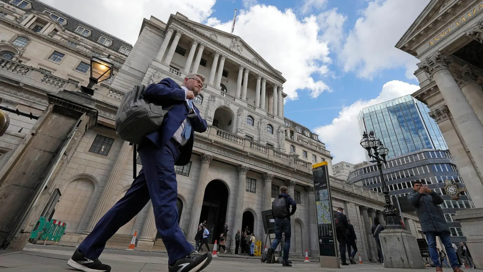 Blick auf die Bank of England im Londoner Finanzviertel. (Foto: Frank Augstein/AP/dpa)