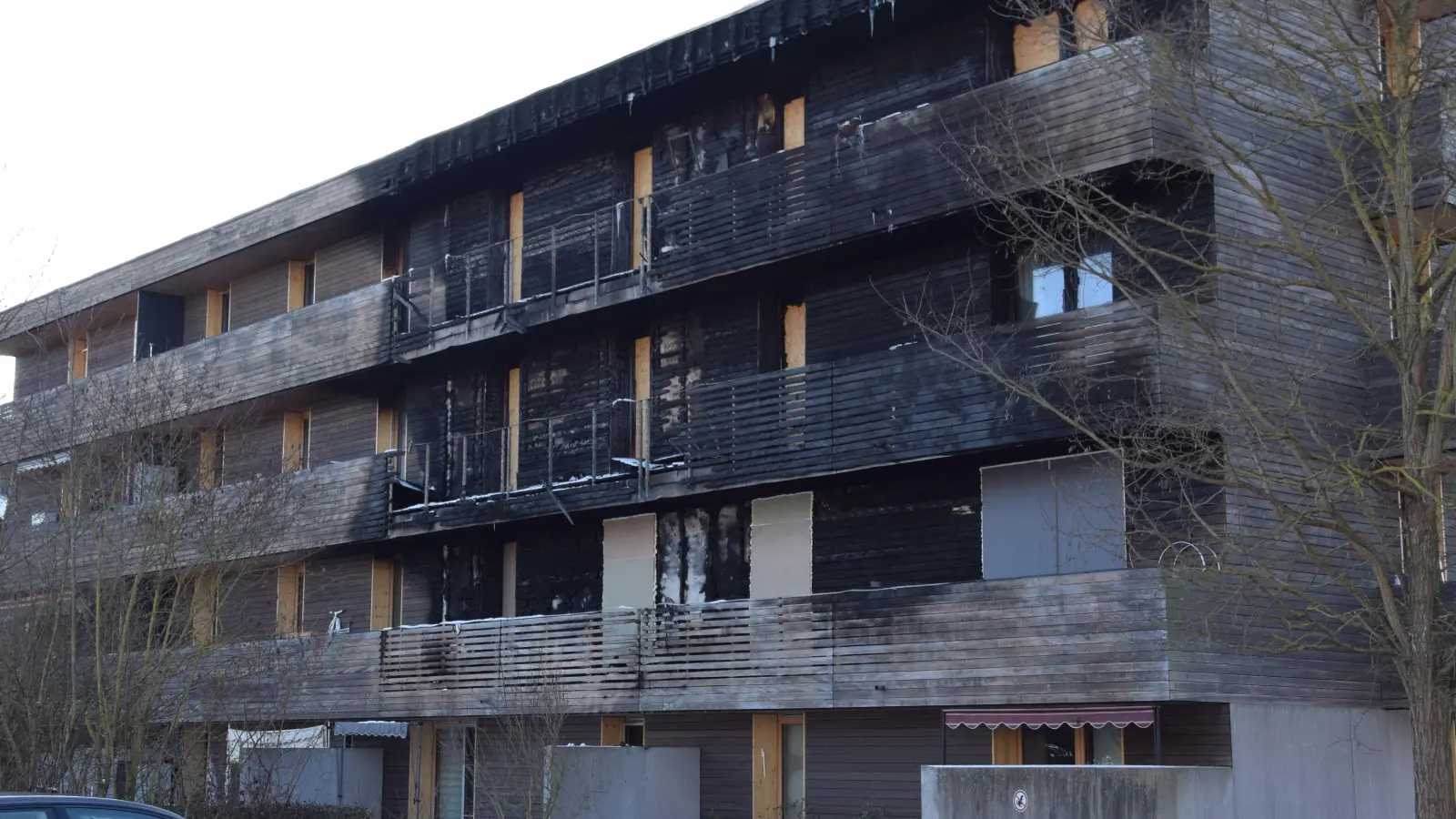 Von einem Balkon im ersten Obergeschoss hatte sich das Feuer in der Silvesternacht ausgebreitet. Das Polizeipräsidium spricht von einem Schaden in Millionenhöhe. (Foto: Florian Schwab)