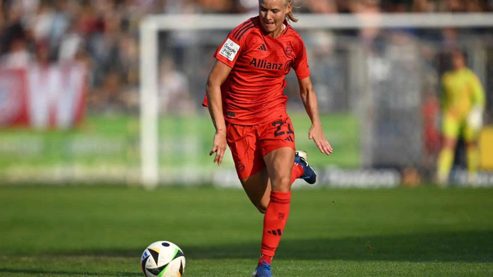 Pernille Harder schoss den FC Bayern gegen Hoffenheim zum Sieg.  (Foto: Sebastian Christoph Gollnow/dpa)