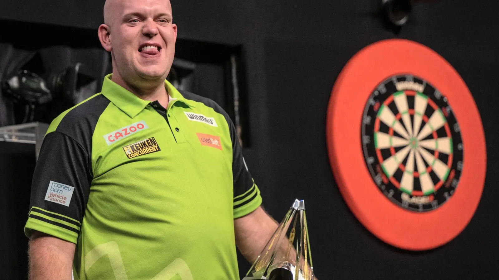 Der niederländische Spieler Michael van Gerwen gewinnt zum sechsten Mal die Darts-Premier-League. (Foto: Monika Skolimowska/dpa)