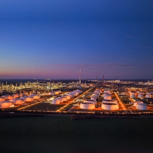 Hohe Kosten, geopolitische Risiken und politische Unsicherheiten belasten die Branche. (Archivbild)  (Foto: Jan Woitas/dpa)