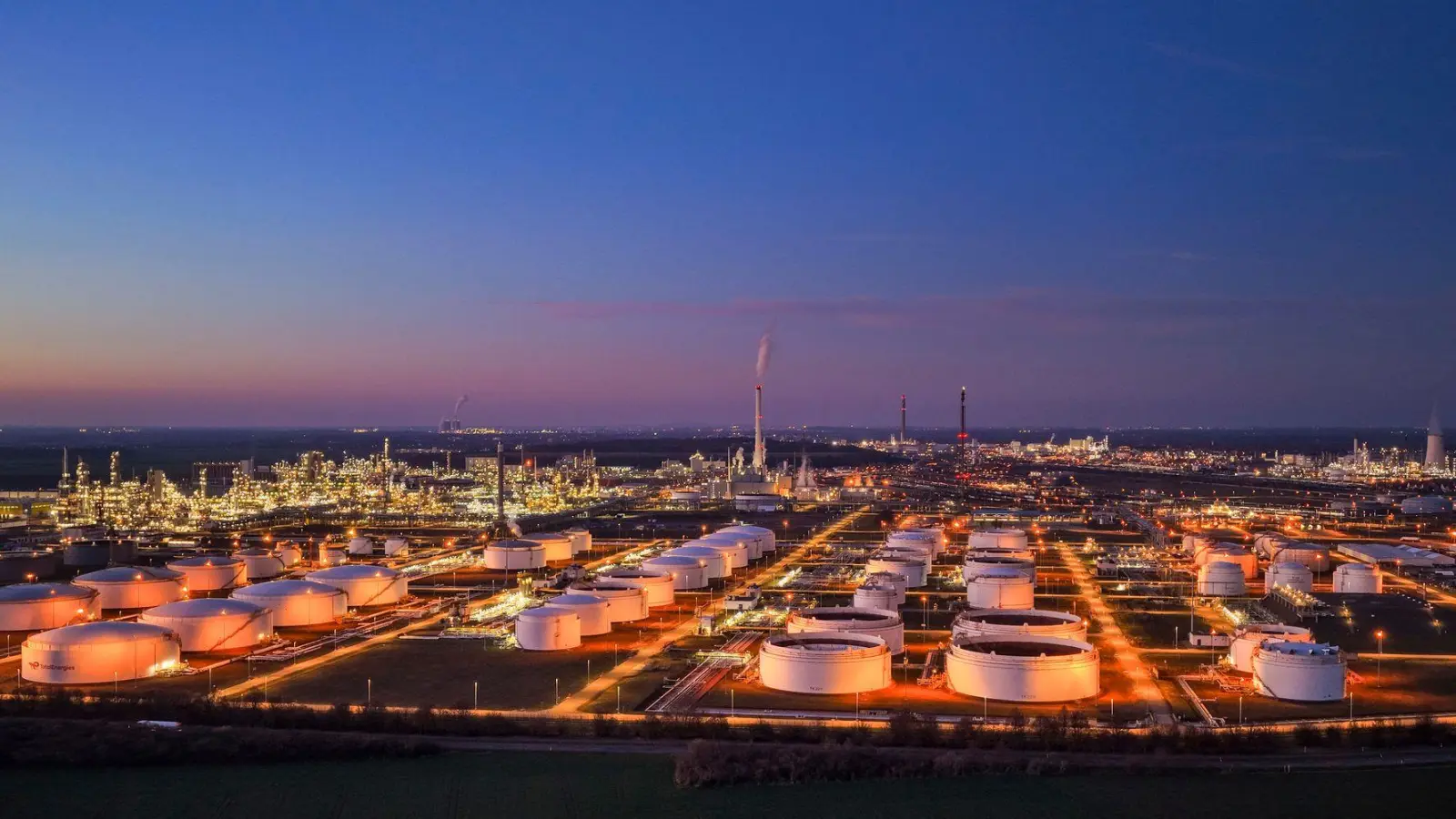 Hohe Kosten, geopolitische Risiken und politische Unsicherheiten belasten die Branche. (Archivbild)  (Foto: Jan Woitas/dpa)