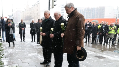 Markus Söder (CSU, r-l), Ministerpräsident von Bayern, Bundespräsident Frank-Walter Steinmeier und Münchens Dieter Reiter (SPD) beim stillen Gedenken. (Foto: Daniel Löb/dpa)