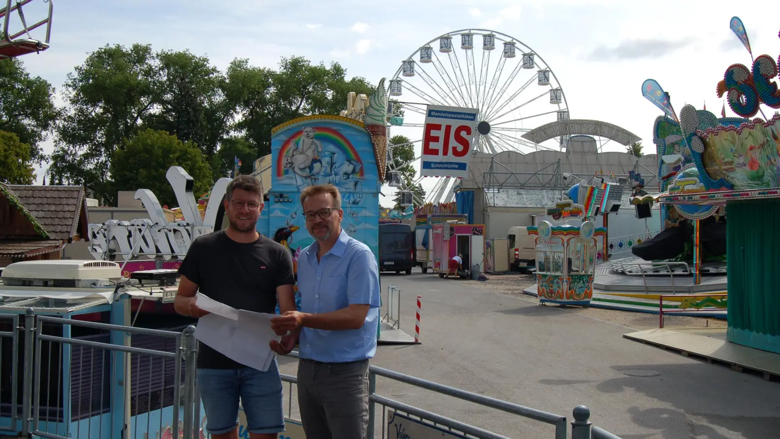 Steffen Ehrmann und Thomas Staufinger (von links) von der Dinkelsbühler Stadtverwaltung informierten gestern über die Neuerungen auf dem Festplatz und stimmten auf den Rummel auf dem Schießwasen ein. (Foto: Markus Weinzierl)