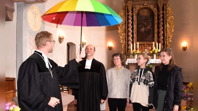 Dekan Max von Egidy überreichte Helge Marschall, seiner Frau Maria und den Töchtern Susanne und Judith (von links) zum Abschied einen Schirm.  (Foto: Gerhard Krämer)