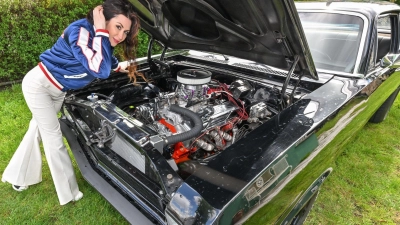 Leokadia Hateville, Airbrush- und Grafitti-Künstlerin, steht vor ihrem amerikanischen 69-er Chevrolet Nova mit einem V-8-Motor. (Foto: Patrick Pleul/dpa)