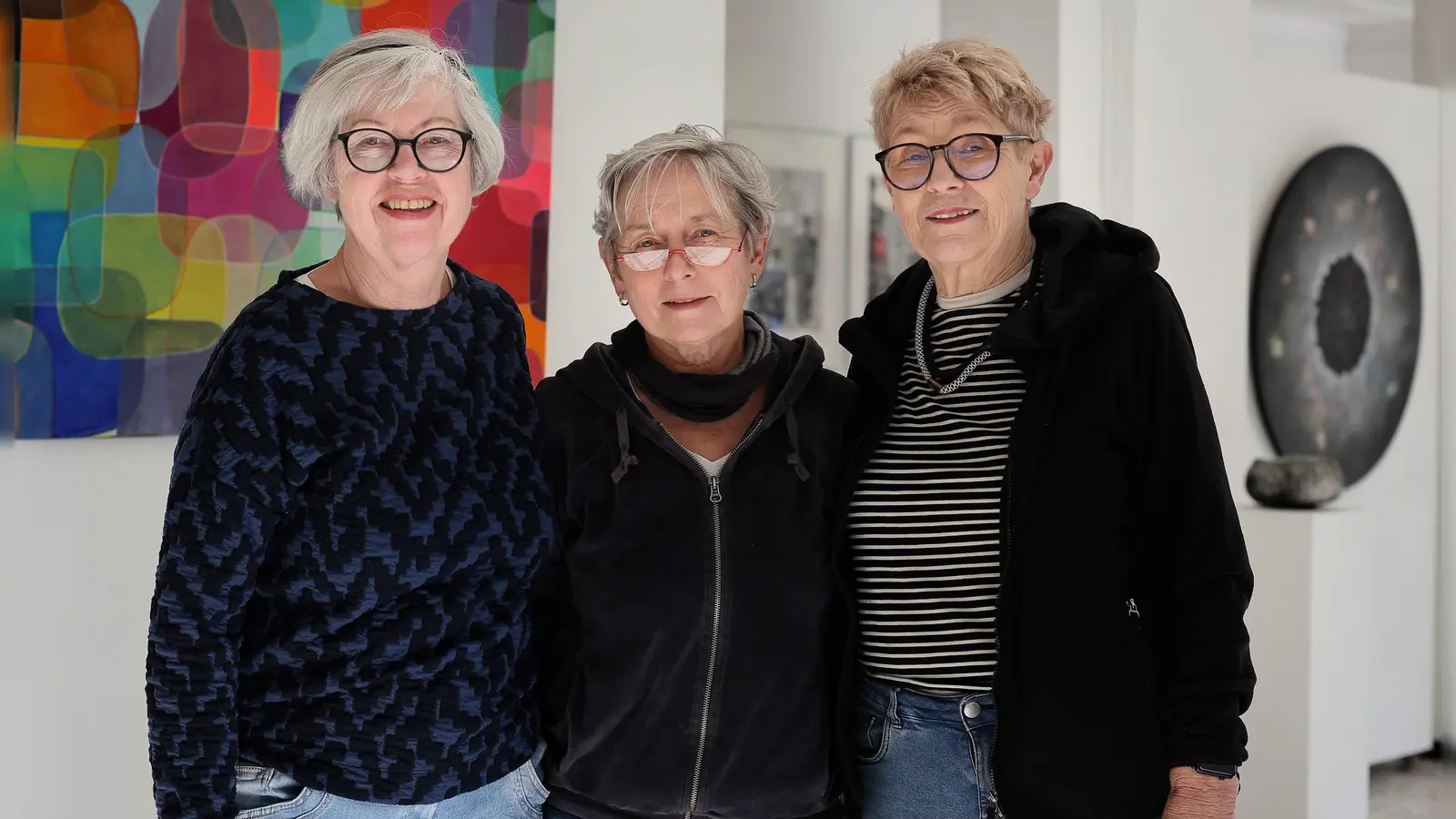 Freuen sich auf die GEDOK-Ausstellung in Ansbach (von links): Irmtraud Schmidt-Hartung, Christine Hagner und Jutta Perrey. Sie haben zusammen mit Kolleginnen die Ausstellung im Kunsthaus Reitbahn 3 vorbereitet. Am Freitag, 6. März, wird sie eröffnet. (Foto: Thomas Wirth)