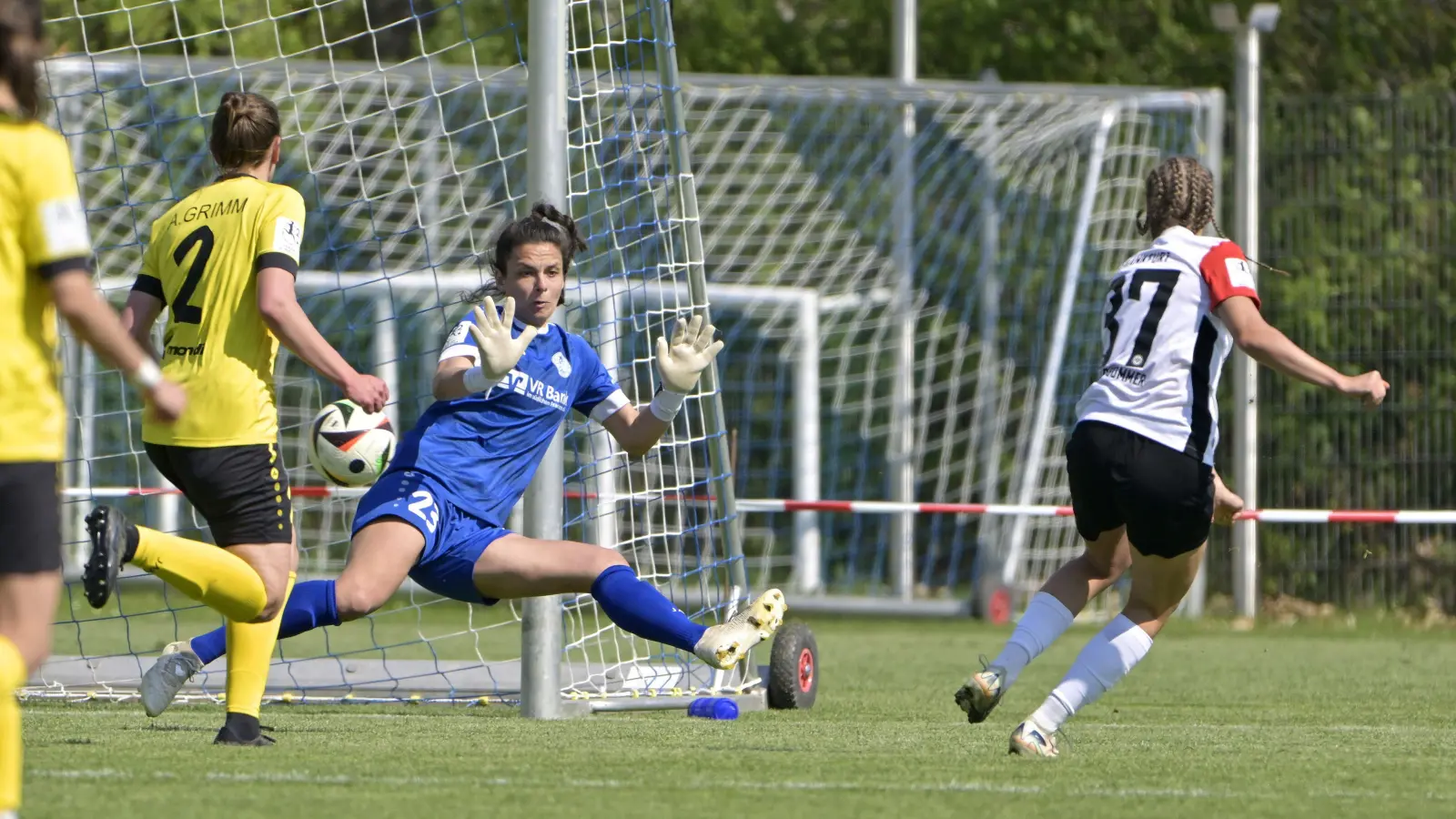 Anna Grimm und die eingewechselte Torhüterin Johanna Popp können das Tor von Melissa Schmidt-Sommer aus kurzer Distanz nicht verhindern. (Foto: Martin Rügner)