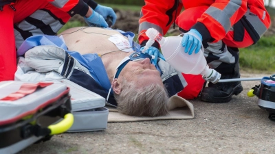 Hilfe, ein Notfall! Bis die Profis übernehmen, sind Ersthelferinnen und Ersthelfer gefragt.  (Foto: Benjamin Nolte/dpa-tmn)