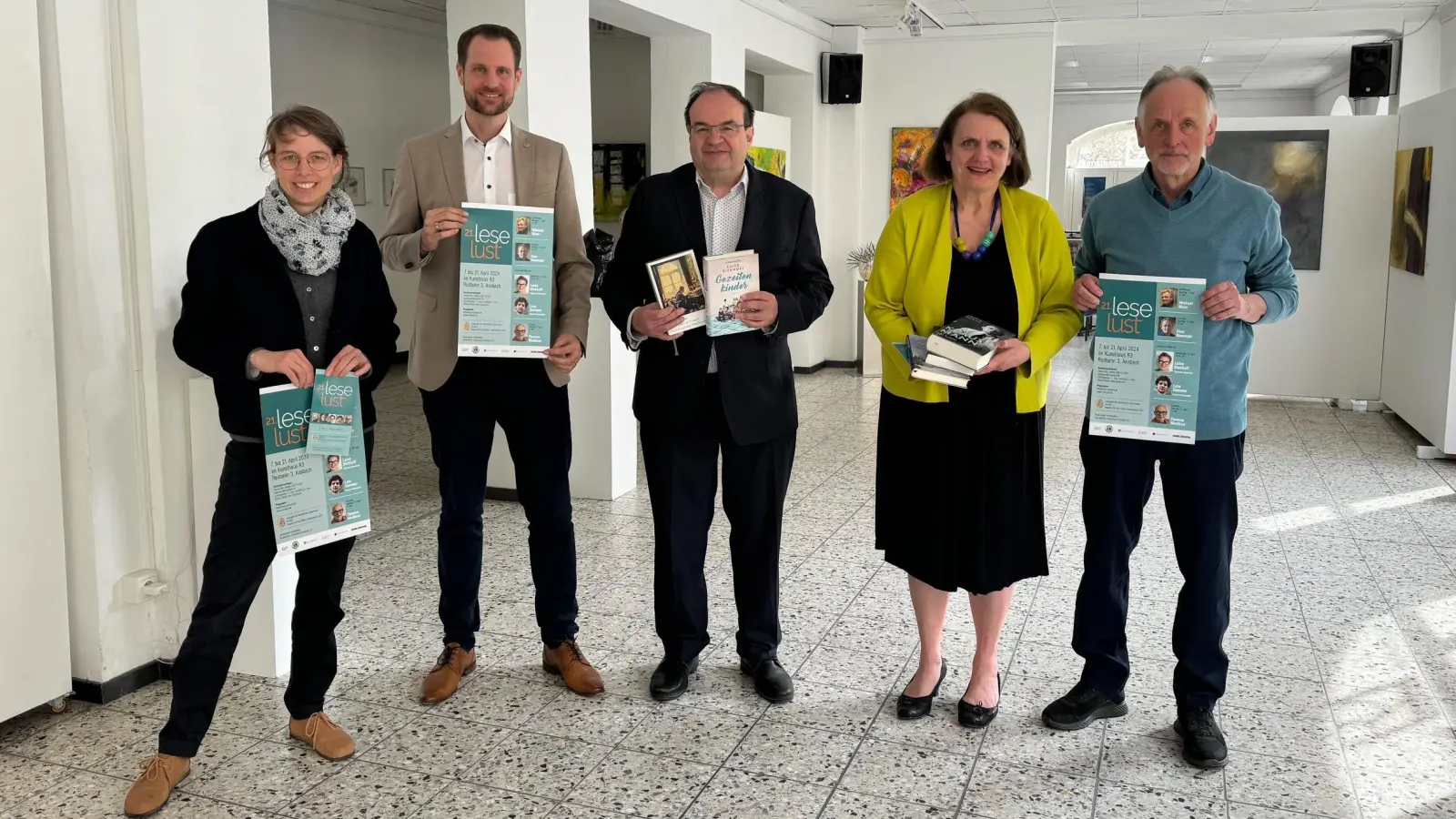 Kulturreferentin Nadja Wilhelm, Lions-Club-Präsident Frank Eckart, Roberto Eichinger von der Hilterhaus-Stiftung, LeseLust-Organisatorin Bettina Baumann und Hans Ruppert vom Kulturforum (von links) stellten das aktuelle Programm der Literaturreihe vor. (Foto: Lara Hausleitner)