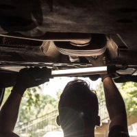 Mitunter fordern Werkstätten einen Vorschuss, ehe die Reparatur beginnt – fließt kein Geld, wird auch nicht geschraubt. (Foto: Robert Günther/dpa-tmn)