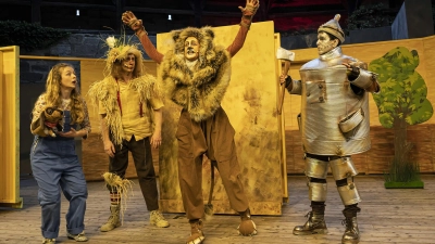 Das Raubtier scheint gefährlich, ist aber furchtsam: Charlotte Schiffler als Dorothy, Mario Brutschin als Vogelscheuche, Maike Frank als Löwe und Andreas Peteratzinger als Blechmann. (Foto: Landestheater/Hans von Draminski)