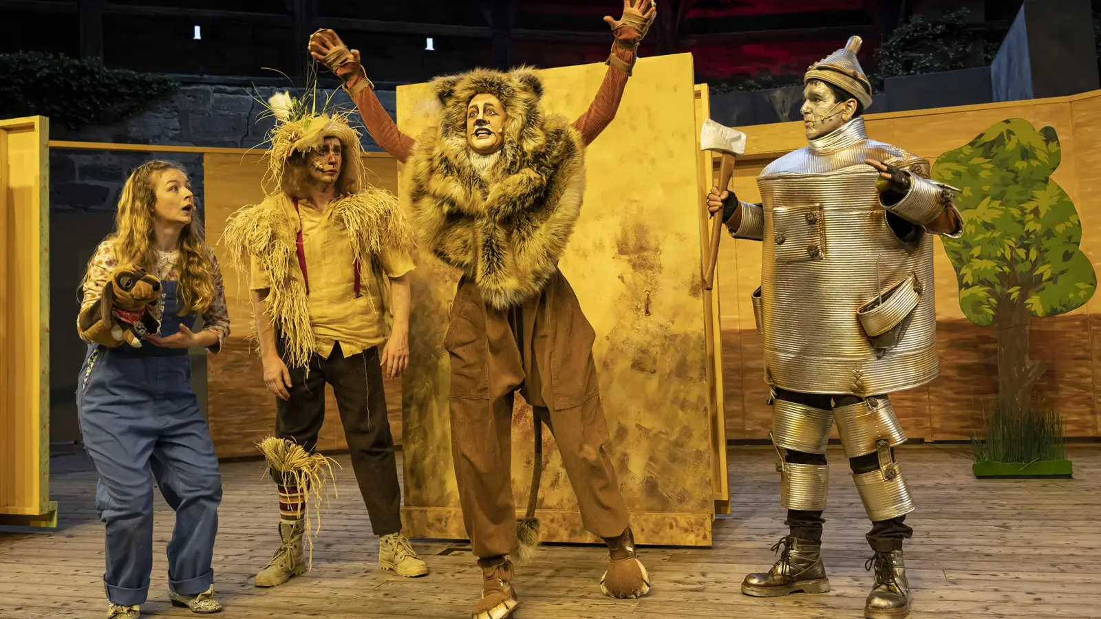 Das Raubtier scheint gefährlich, ist aber furchtsam: Charlotte Schiffler als Dorothy, Mario Brutschin als Vogelscheuche, Maike Frank als Löwe und Andreas Peteratzinger als Blechmann. (Foto: Landestheater/Hans von Draminski)