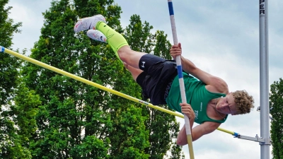 Jakob Sand überquert 3,40 Meter. (Foto: Matthias Kleinschrodt))