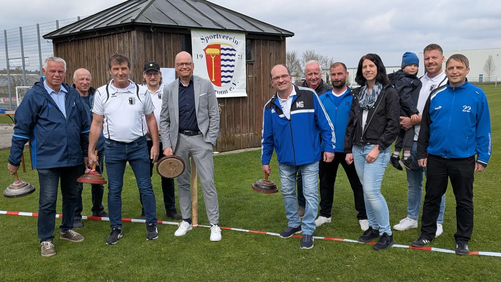 Beim Sportverein Sinbronn entstehen Stockbahnen. Dafür gab es jetzt eine Spende der Sparkasse. Bei der Übergabe waren (vorne, von links) zweiter Bürgermeister Georg Piott, Vereinsvorsitzender Joachim Beck, Werner Frieß von der Sparkasse sowie Vereinsmitglieder dabei. (Foto: Friedrich Zinnecker)