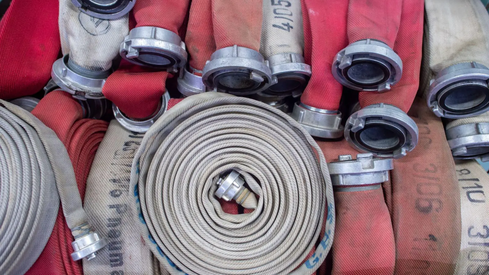 Feuerwehrschläuche waren beim Weltrekordversuch im Einsatz. (Foto: Klaus-Dietmar Gabbert/dpa-Zentralbild/ZB)