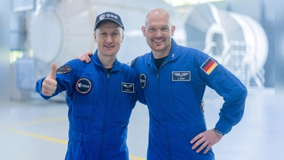 Alexander Gerst (r) aus Baden-Württemberg arbeitete zweimal, der Saarländer Matthias Maurer einmal auf der Internationalen Raumstation ISS. (Archivbild) (Foto: Rolf Vennenbernd/dpa)