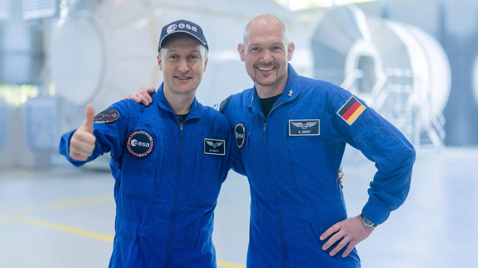 Alexander Gerst (r) aus Baden-Württemberg arbeitete zweimal, der Saarländer Matthias Maurer einmal auf der Internationalen Raumstation ISS. (Archivbild) (Foto: Rolf Vennenbernd/dpa)