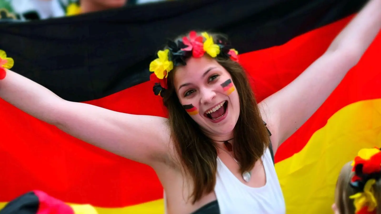 Fans feiern auf einer Public  Viewing-Veranstaltung in Hannover. Einige Großstädte halten sich dieses Jahr beim offiziellen Public Viewing zurück. (Foto: Peter Steffen/Deutsche Presse-Agentur GmbH/dpa)