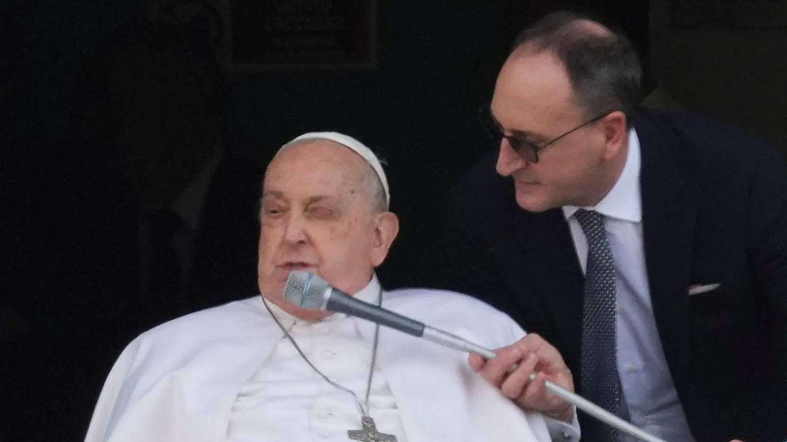 Papst Franziskus zeigt sich erstmals wieder der Öffentlichkeit. (Foto: Andrew Medichini/AP/dpa)