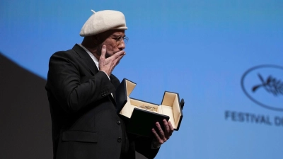 John Travolta wurde mit der Goldenen Ehren-Palme überrascht. (Foto: Scott A Garfitt/Invision/AP/dpa)