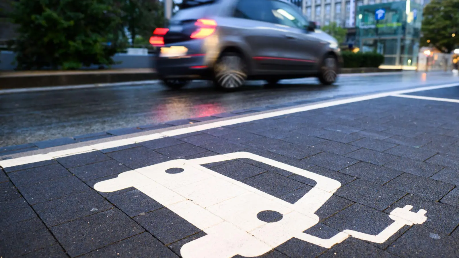 Entlang der wichtigsten Verkehrsachsen der EU soll es in wenigen Jahren mindestens alle 60 Kilometer eine Ladesäule geben. (Foto: Julian Stratenschulte/dpa)