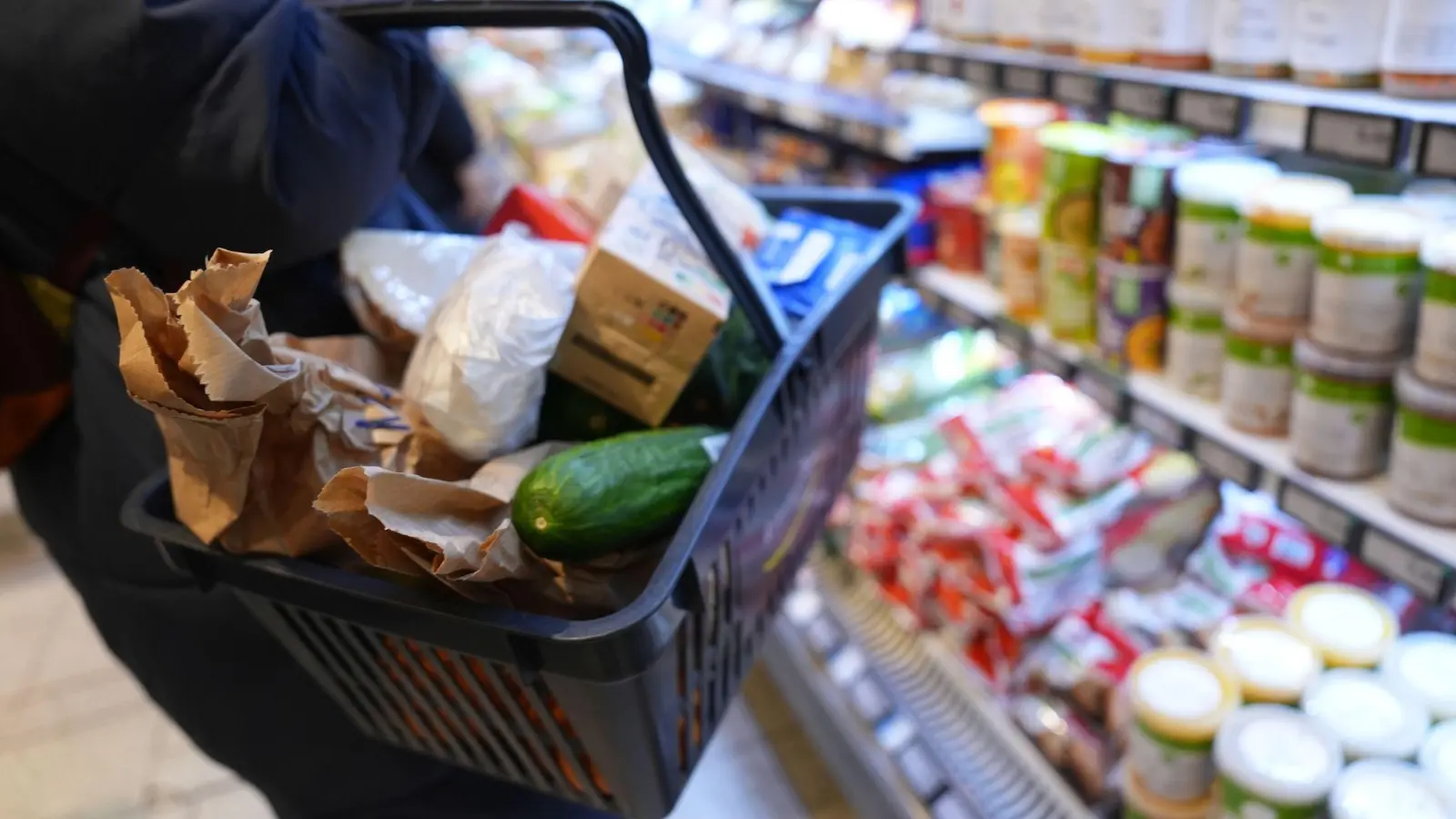 Für Lebensmittel müssen Verbraucher derzeit deutlich tiefer in die Tasche greifen als im Jahr 2020. (Foto: Marcus Brandt/dpa)