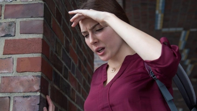 Die Schwindelattacken einer vestibulären Migräne können nach ein paar Sekunden wieder vorbei sein, in Extremfällen aber auch mehrere Tage lang anhalten.  (Foto: Christin Klose/dpa-tmn)