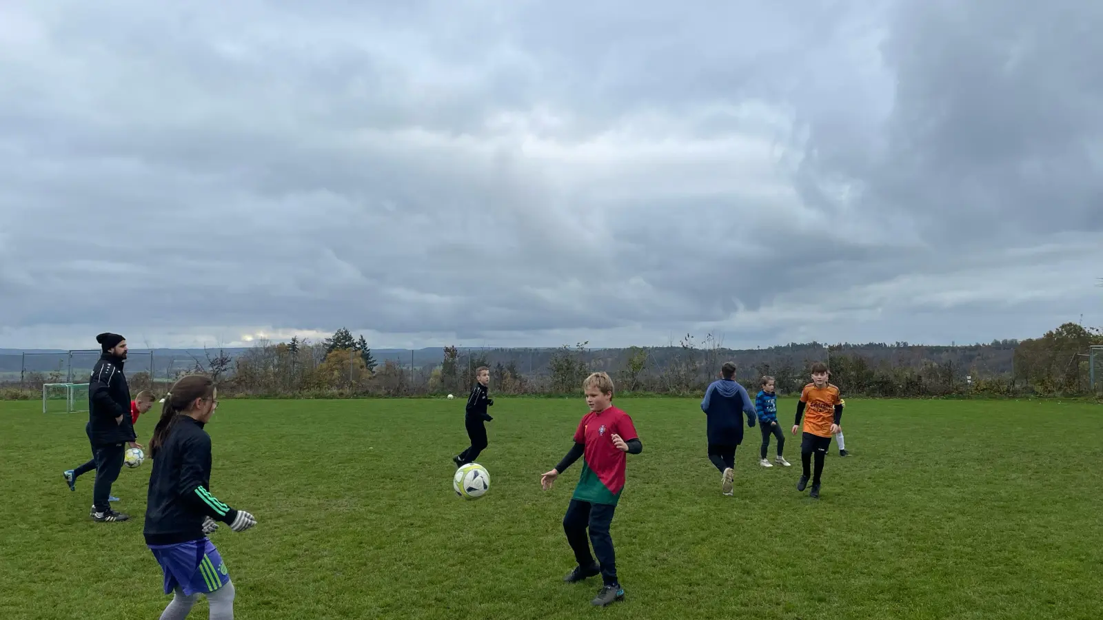 Jeden Freitag ist Training für die jungen Mitglieder der neuen Fußball-Arbeitsgemeinschaft in Schillingsfürst. Geleitet werden die Einheiten von C-Lizenz-Inhaber Alexander Grams. (Foto: Cedric Sterner)