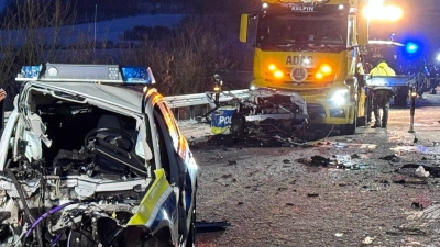 Zahlreiche Einsatzkräfte waren vor Ort.  (Foto: Stephan Fricke/News5/dpa)