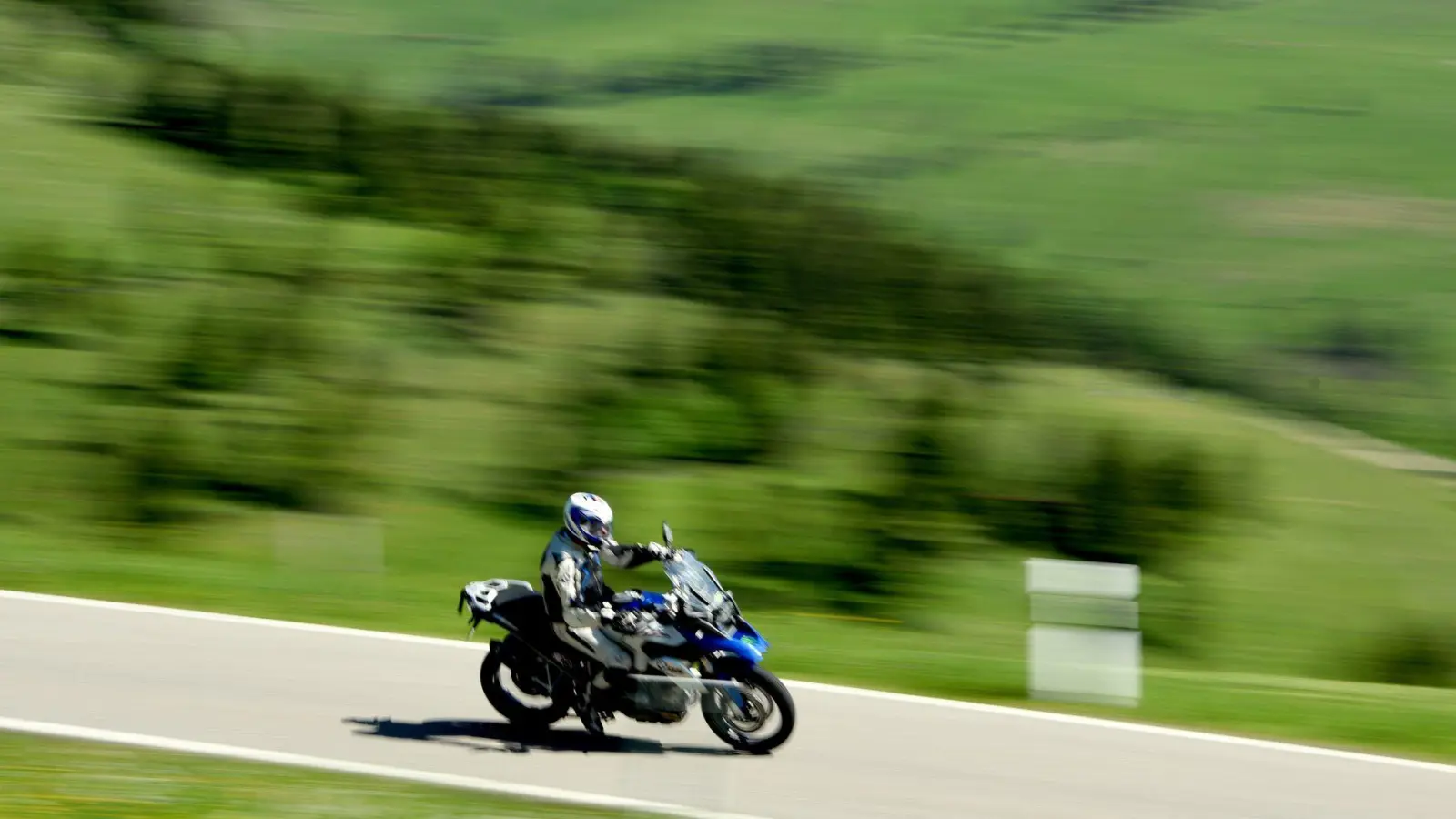 Sommerhitze auf dem Motorrad: Für kühle Köpfe sorgen helle Helme und gute Belüftungssysteme. (Foto: Patrick Seeger/dpa/dpa-tmn)