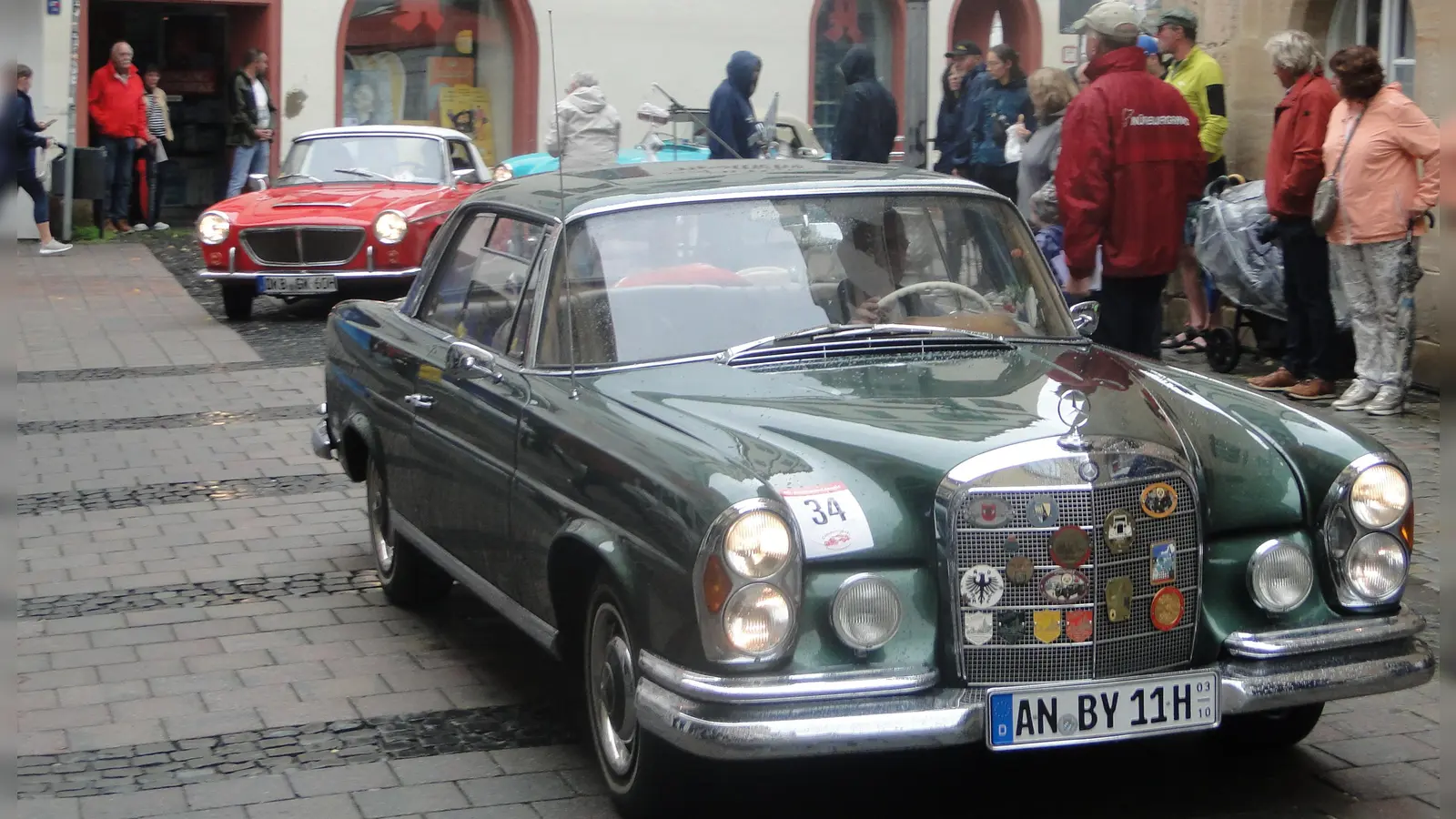 Der Regen hatte aufgehört: Ein wunderschöner Mercedes beim Passieren des Stadthauses. Dahinter folgt ein Fiat-Cabriolet. (Foto: Winfried Vennemann)
