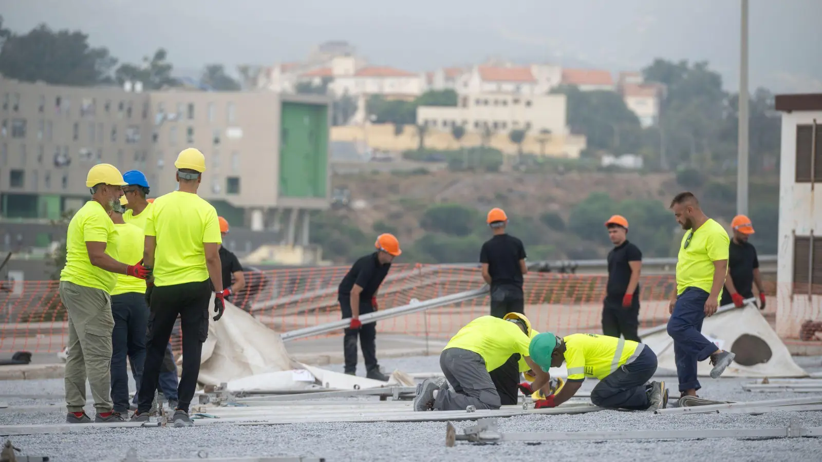 Spaniens Zentralregierung setzt sich über den Widerstand Ceutas gegen ein provisorisches Migrantenlager im Hafenbereich der Nordafrika-Exklave hinweg.  (Foto: Marcos Moreno/EUROPA PRESS/dpa)