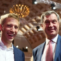 Bayerns Ministerpräsident Markus Söder und Münchens Oberbürgermeister Dominik Krause freuen sich über den Zuschlag für München. (Foto: Marijan Murat/dpa)