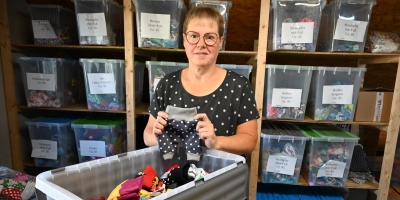 Tanja Rechter ist stellvertretende Vorsitzende bei „Gemeinsam für Sternenkinder und Frühchen in Franken” und lagert die vom Verein genähten Klamotten auf ihrem Dachboden. (Foto: Anna Beigel)