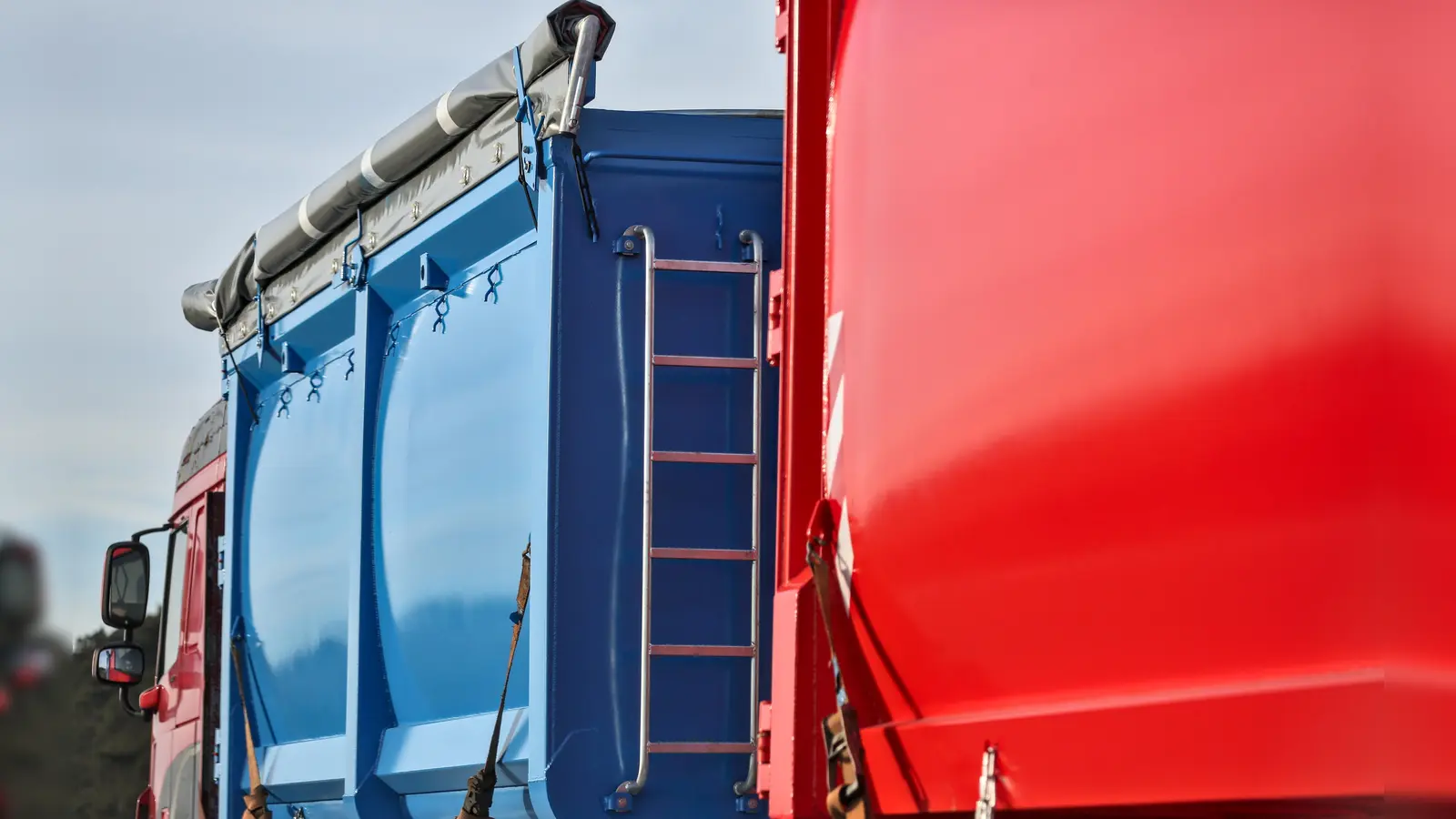 Ein 42-Jähriger hat den Auflieger eines Lastwagens einfach auf einem Parkplatz an der BAB6 abgestellt und ist mit der Zugmaschine verschwunden. (Symbolbild: Tizian Gerbing)