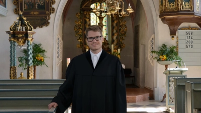 „Ich freue mich jeden Tag!“ Religionspädagoge Philipp Fiedler übernimmt die evangelische Kirchengemeinde in Trautskirchen und fühlt sich im Ort schon richtig wohl. (Foto: Yvonne Neckermann)