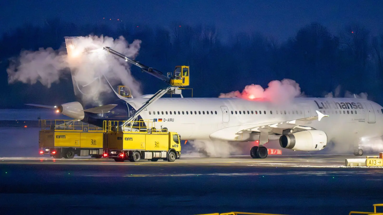 Fünf Lufthansa-Flugzeuge konnten wegen Schneefalls in der Februarnacht nicht abheben. (Symbolbild) (Foto: Peter Kneffel/dpa)