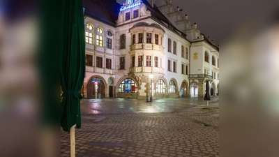 Das Münchner Hofbräuhaus ist Bayerns bekanntestes Wirtshaus. Die Gastronomie insgesamt kämpft in der anhaltenden Wirtschaftskrise mit sinkenden Umsätzen. (Foto: Illustration) (Foto: Peter Kneffel/dpa)