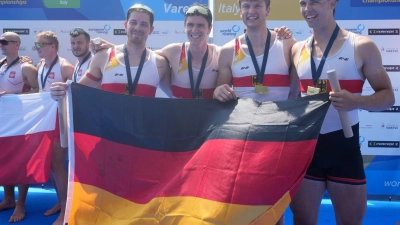 Der deutsche Doppel-Vierer jubelt über Gold.  (Foto: Antonio Calanni/AP/dpa)
