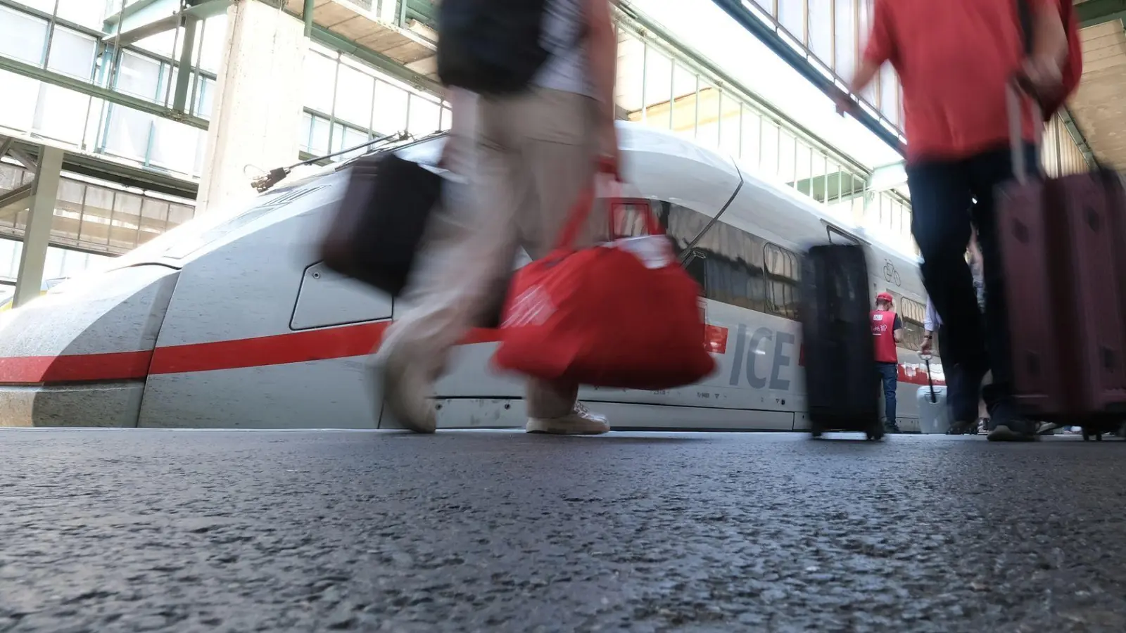 Der Bahnverkehr ist laut einem Bundespolizeisprecher eingestellt. (Symbolbild) (Foto: Bernd Weißbrod/dpa)
