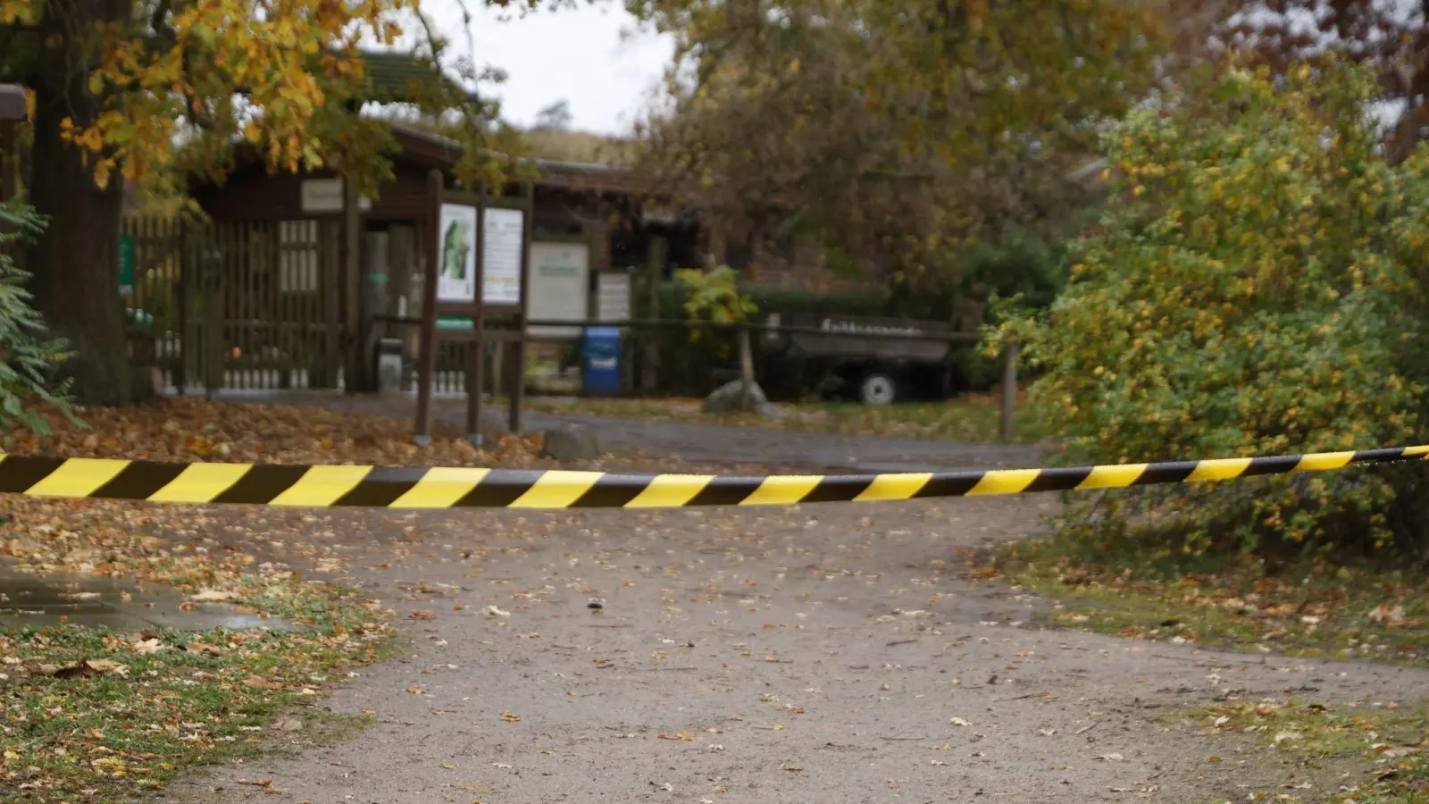 Ein Teil des Wildparks ist abgesperrt.  (Foto: Carsten Koall/dpa)