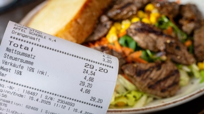 Essengehen dürfte trotz Steuersenkung nicht günstiger werden. (Archivbild)  (Foto: Sina Schuldt/dpa)