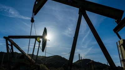 Mit dem Anstieg des Ölpreises drohen negative Folgen für die deutsche Wirtschaft (Archivbild) (Foto: Nic Coury/AP/dpa)