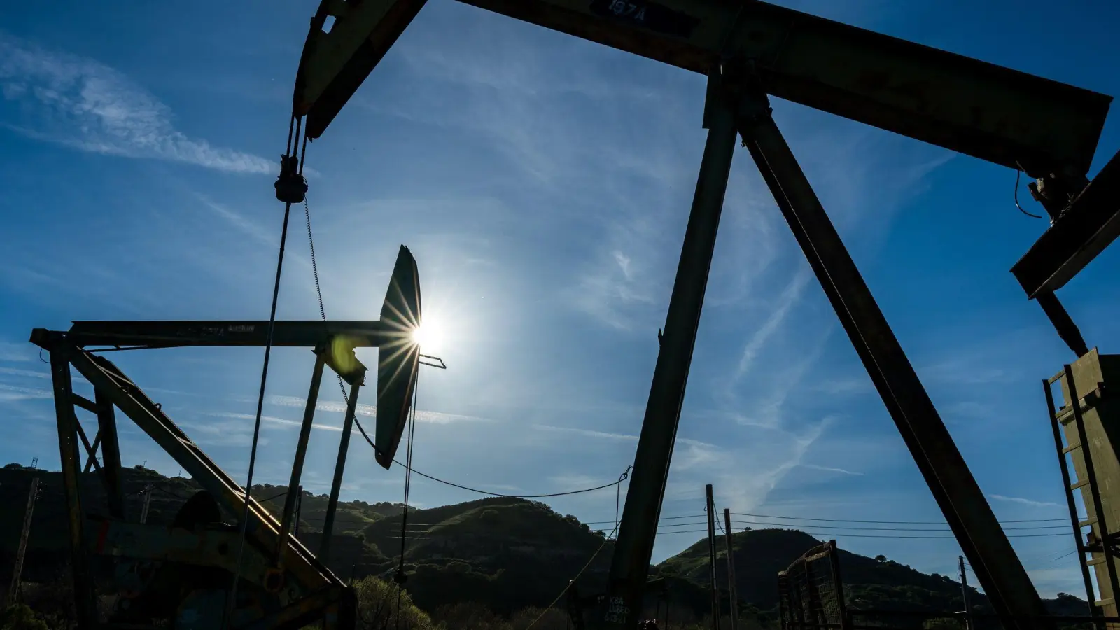 Mit dem Anstieg des Ölpreises drohen negative Folgen für die deutsche Wirtschaft (Archivbild) (Foto: Nic Coury/AP/dpa)