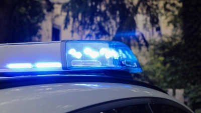 Die Höhe einer Durchfahrt in Herrieden hatte ein Lkw-Fahrer falsch eingeschätzt. (Symbolbild: Constantin Prosch)