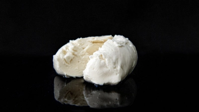 Mozzarella ist besonders bekannt für seinen milden Geschmack und seine weiche elastische Textur. (Foto: Laura Ludwig/dpa-tmn)