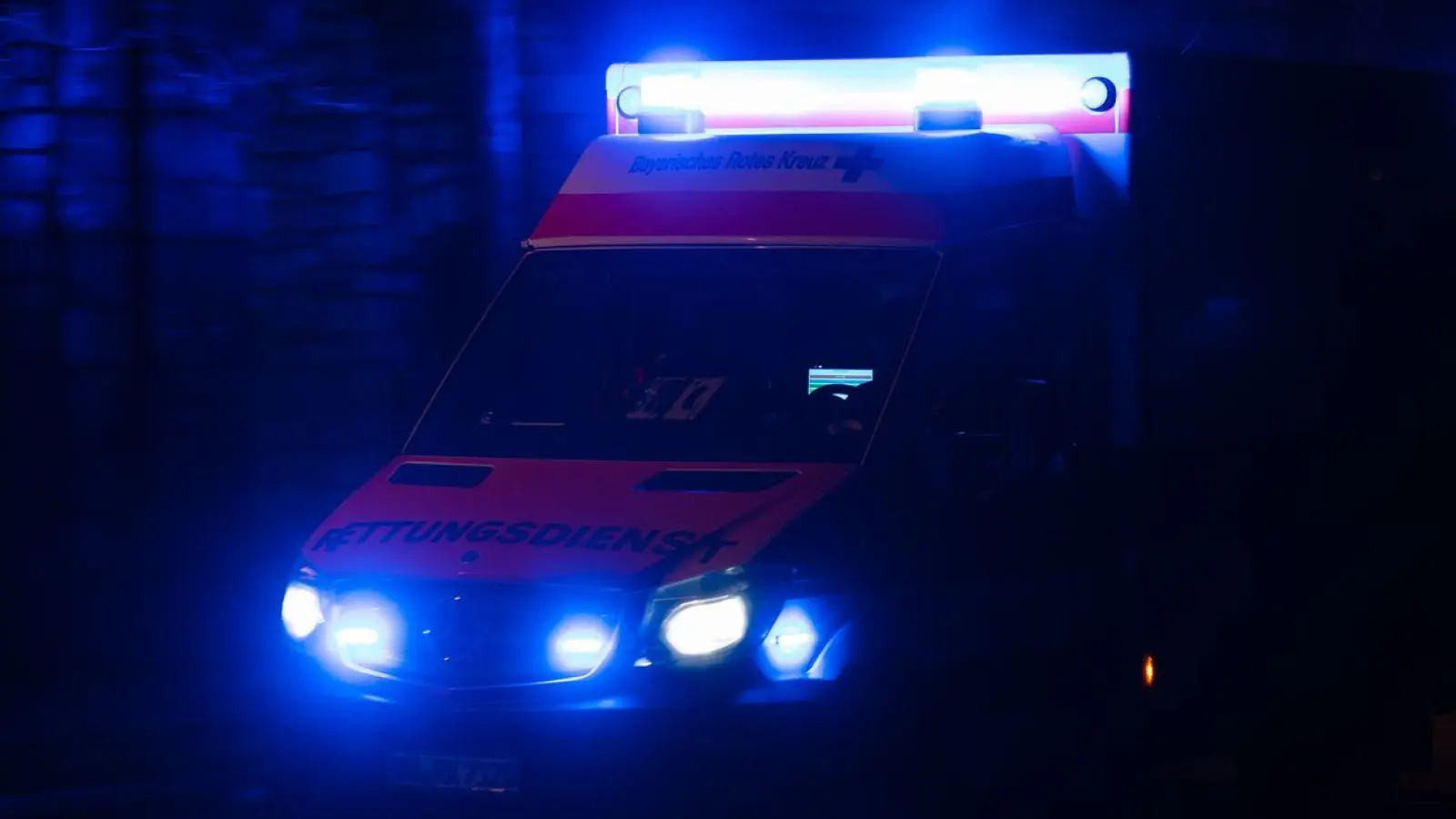 Der 47-Jährige kam nach seinem Sturz in die Donau unterkühlt ins Krankenhaus. (Symbolbild) (Foto: Nicolas Armer/dpa)