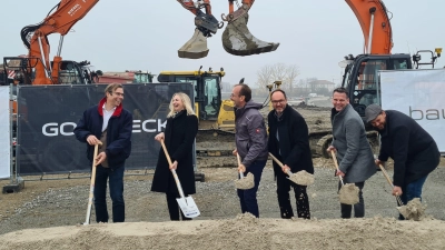 Locker ging es zu beim Spatenstich für das Bauwo-Projekt. Das Foto zeigt die Akteure mit Geschäftsführer Bernhard Rückert (Dritter von links) und Bürgermeister Jürgen Geier (Dritter von rechts). (Foto: Margit Schwandt)